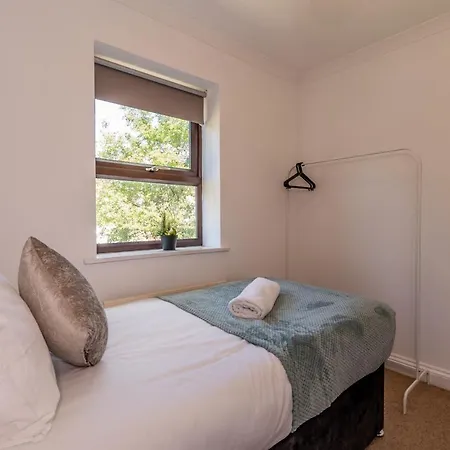 MK City Center House: Family-Friendly with Free Parking and Sky TV Milton Keynes Exterior photo