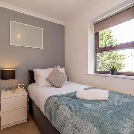 MK City Center House: Family-Friendly with Free Parking and Sky TV Milton Keynes Exterior photo