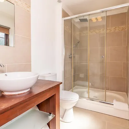 MK City Center House: Family-Friendly with Free Parking and Sky TV Milton Keynes Exterior photo