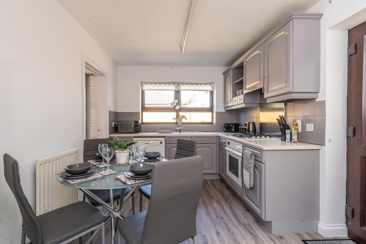 Mk Center House: Family-friendly With Free Parking And Sky Tv Holiday home Milton Keynes