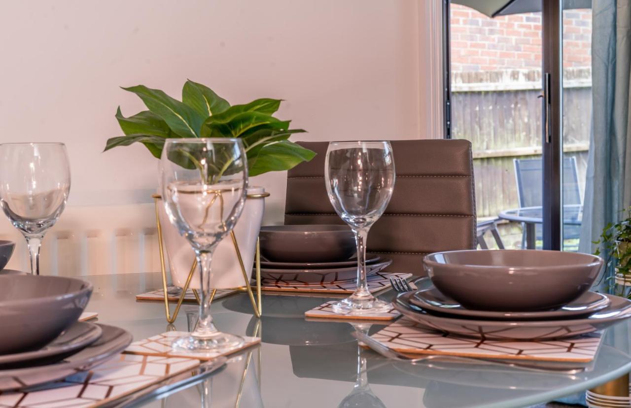Mk Center House, Perfect For Families, Groups, Free Parking, Sky Tv, Desk Space Managed By Chique Ltd Milton Keynes